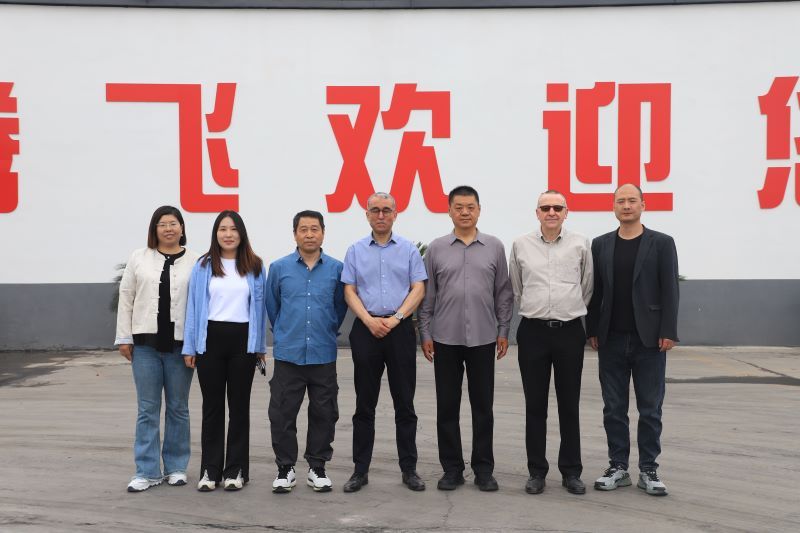 法孚集團(tuán)客戶蒞臨大型鑄造加工廠家-騰飛鑄鋼！